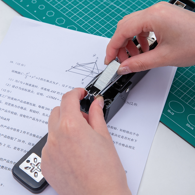 得力DP507_12#桌面訂書機(黑色)(臺)